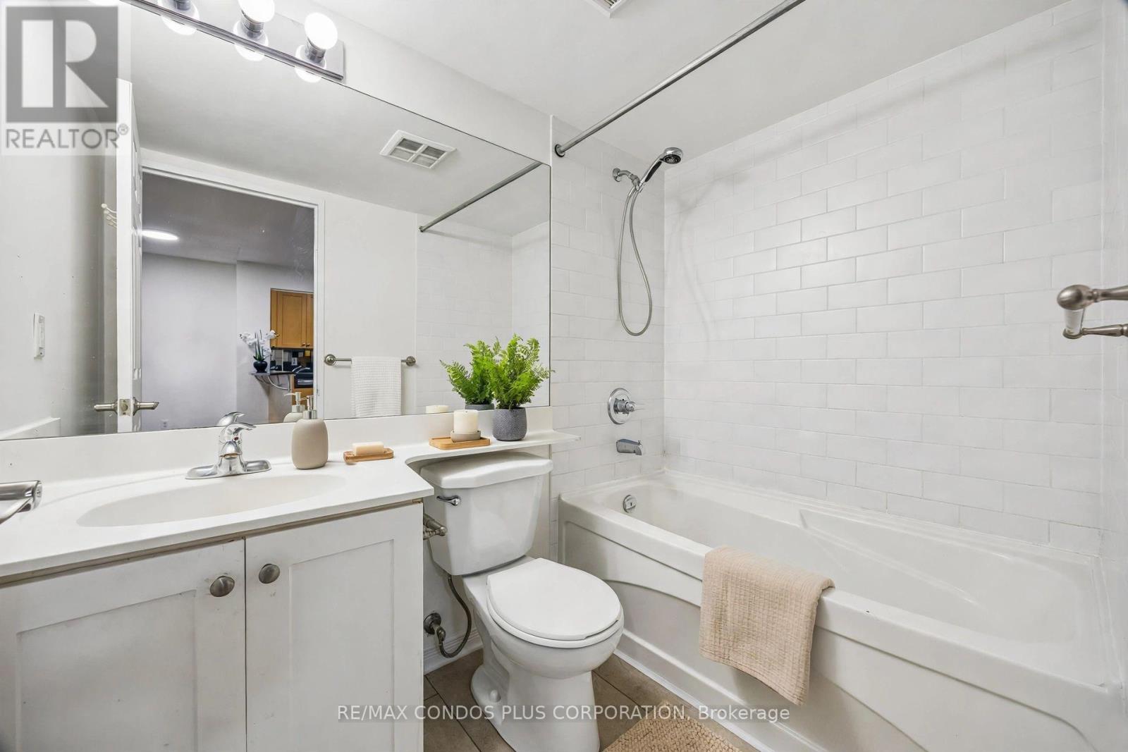 1010- 230 King Street East, Toronto, ON photo 15