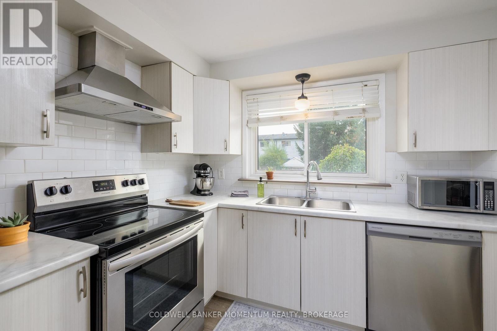 #11 151 LINWELL ROAD - 11