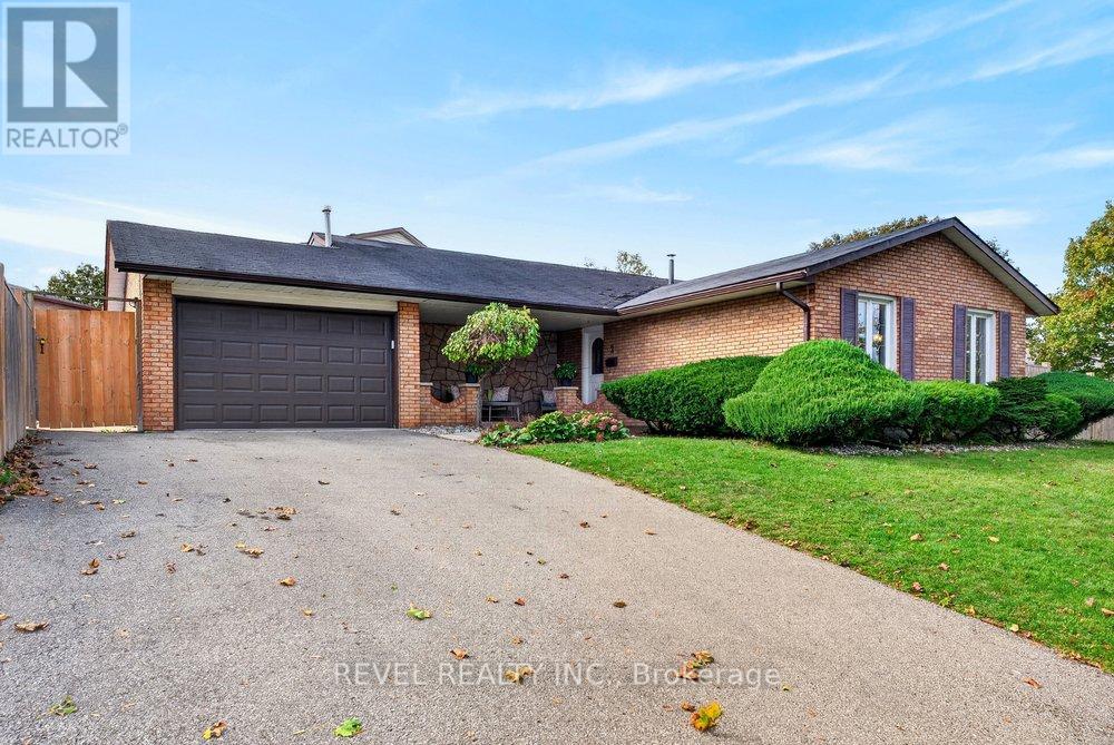 2 LORING Crescent, Hamilton, ON photo 2