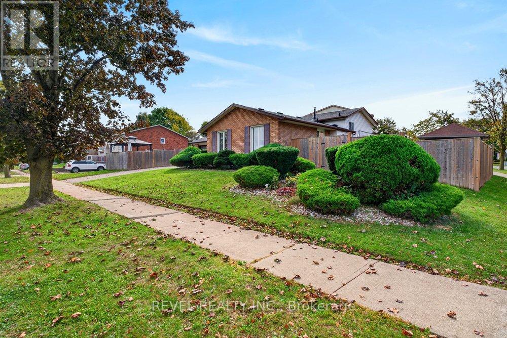 2 LORING Crescent, Hamilton, ON photo 3