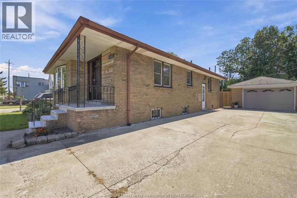 4245 WYANDOTTE STREET East - 33