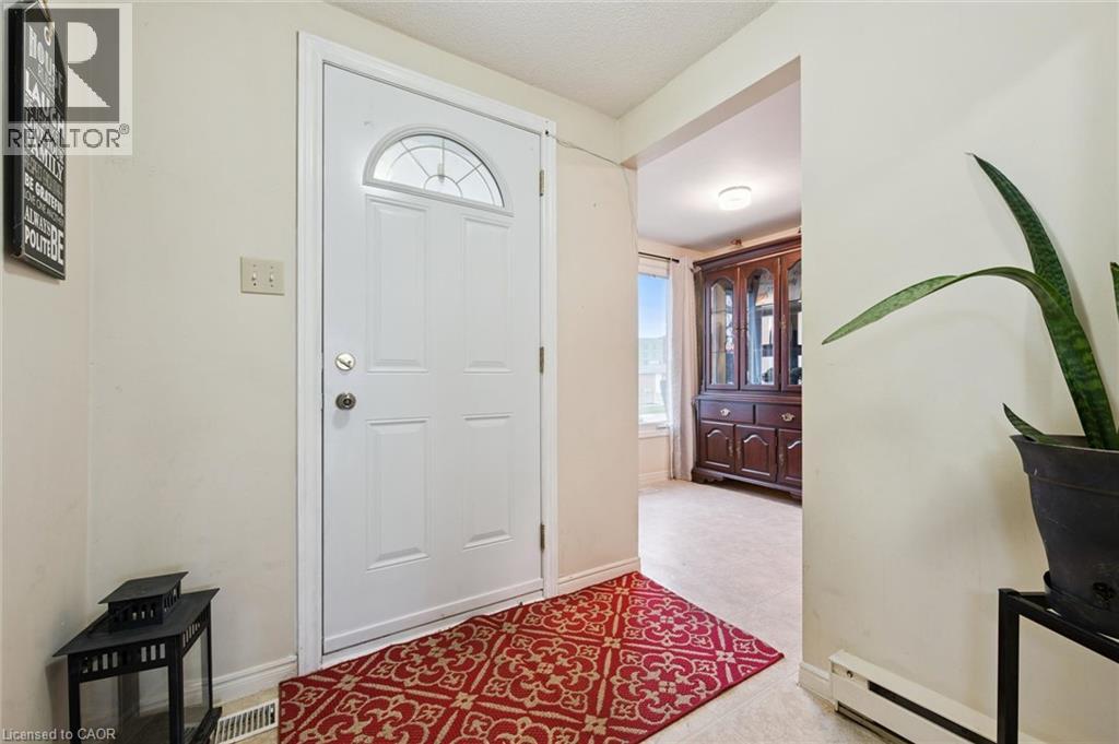 32 JANSEN Avenue — photo 3