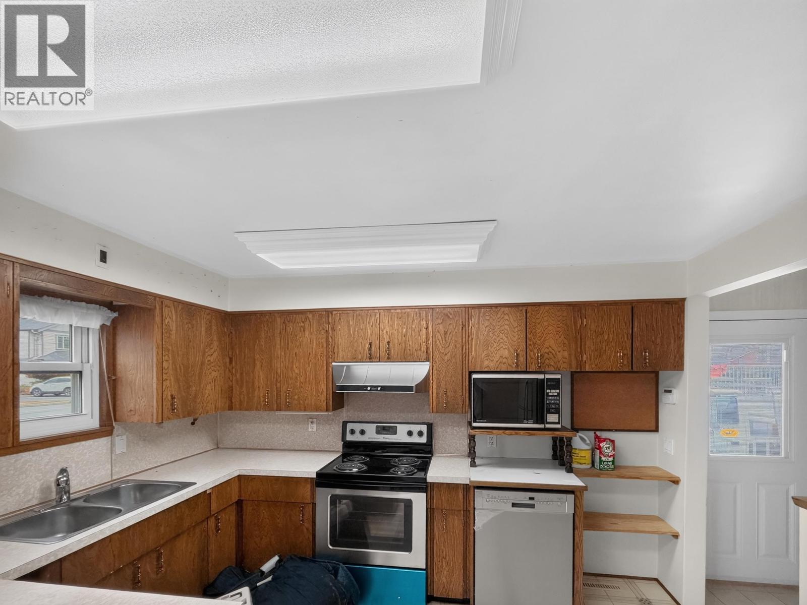 976 Winslow Avenue, Coquitlam — photo 15