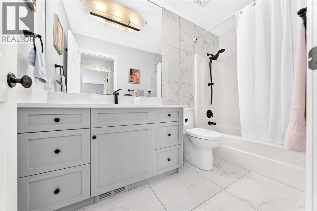 30 Versailles Gate SW, Calgary — photo 21
