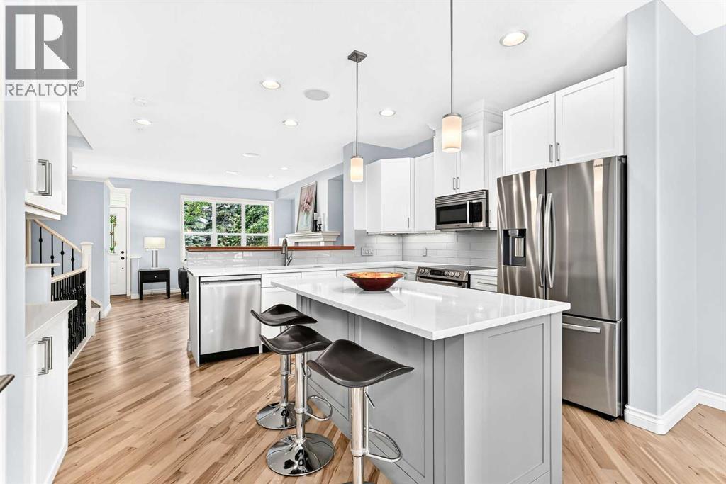 30 Versailles Gate SW, Calgary — photo 3