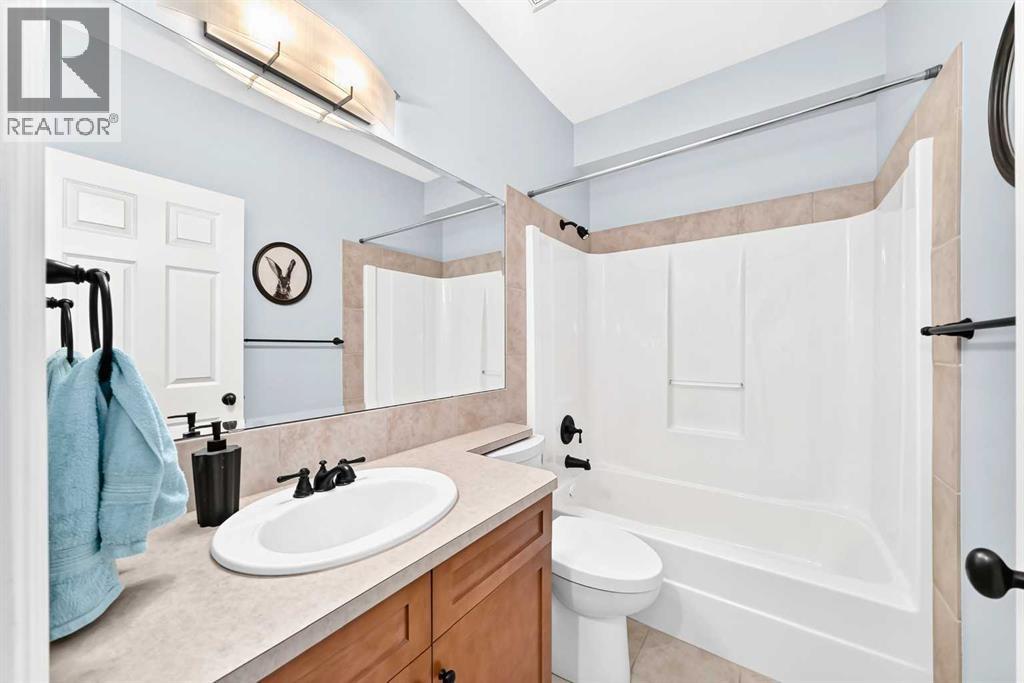30 Versailles Gate SW, Calgary — photo 36