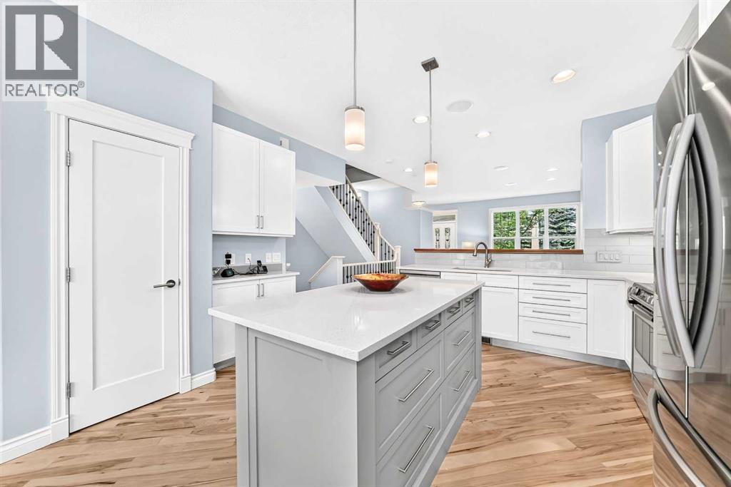 30 Versailles Gate SW, Calgary — photo 4