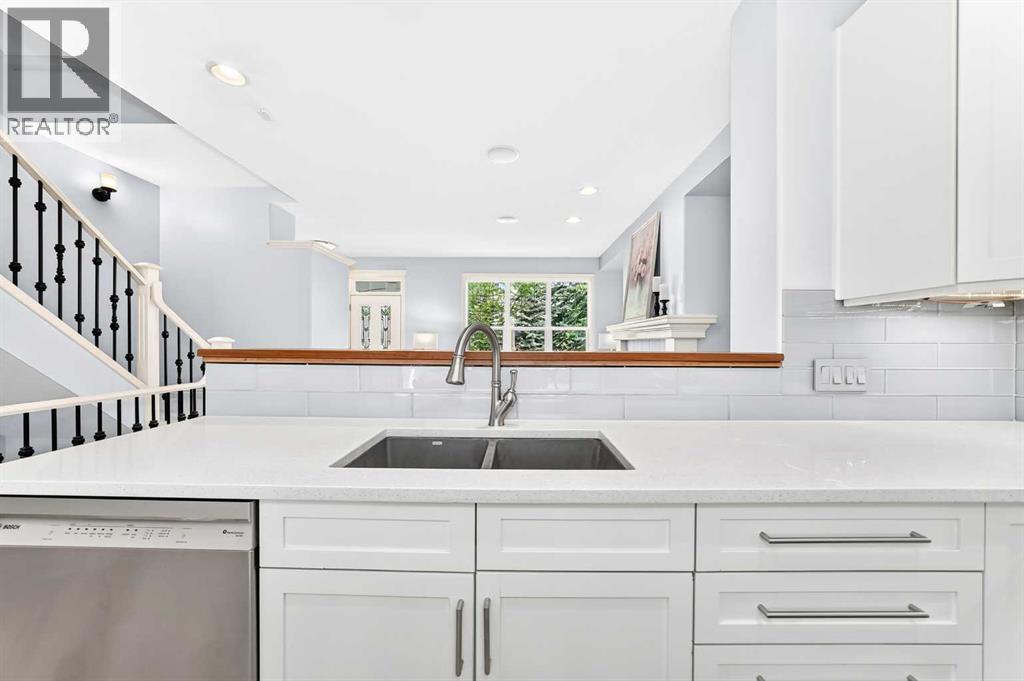 30 Versailles Gate SW, Calgary — photo 6