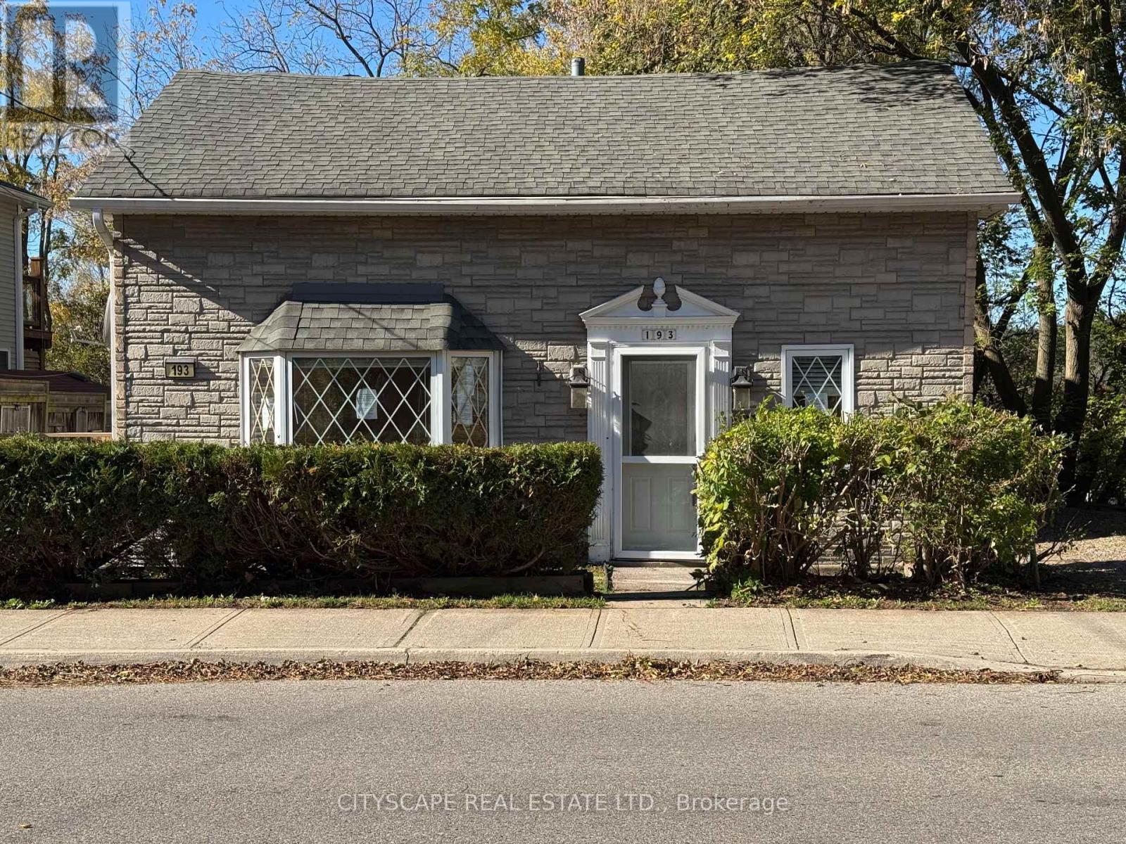 193 Queen Street E, photo 1 of 35