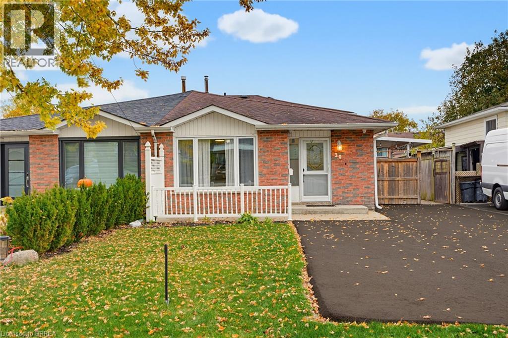 30 Maple Crescent, photo 1 of 35