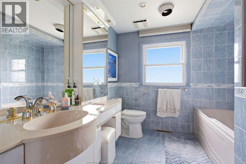 3590 HUNTINGTON AVENUE - 32