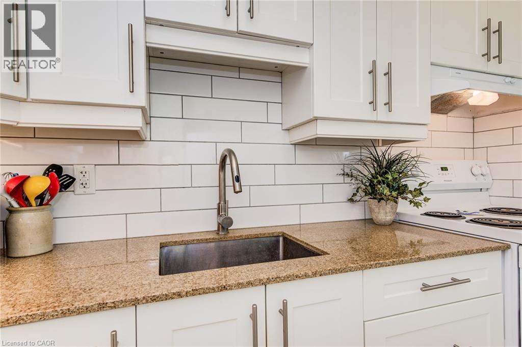 #25 32 MOWAT Boulevard - 24