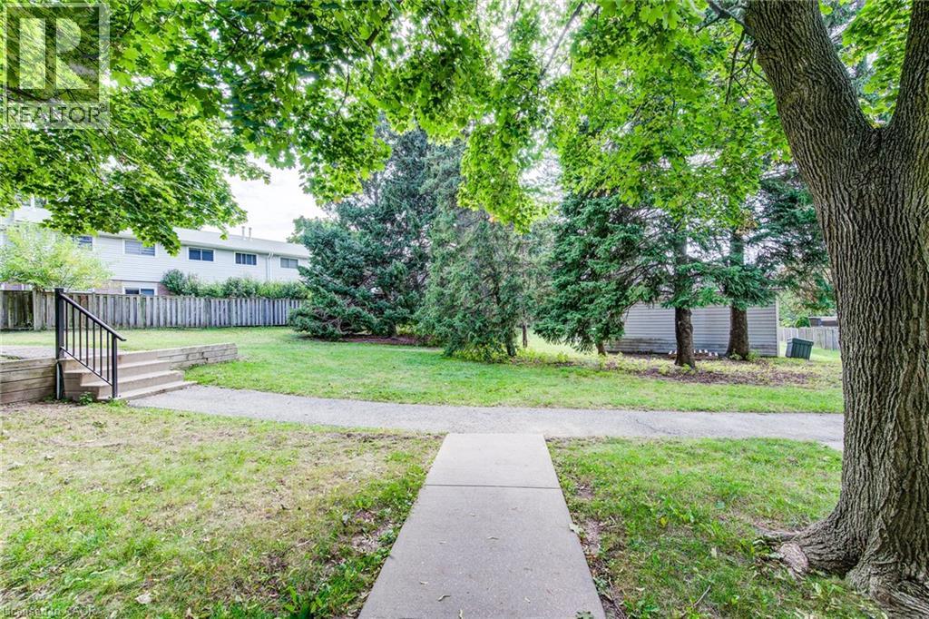 #25 32 MOWAT Boulevard - 43