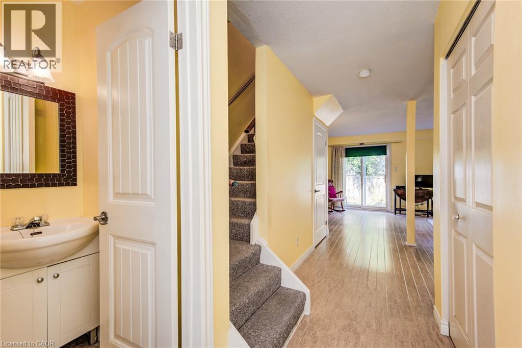 #25 32 MOWAT Boulevard - 7