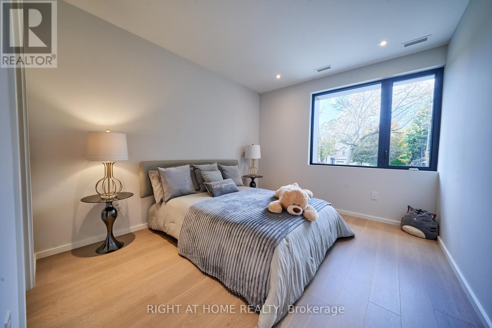 4675 Dundas Street West, Toronto, ON photo 19