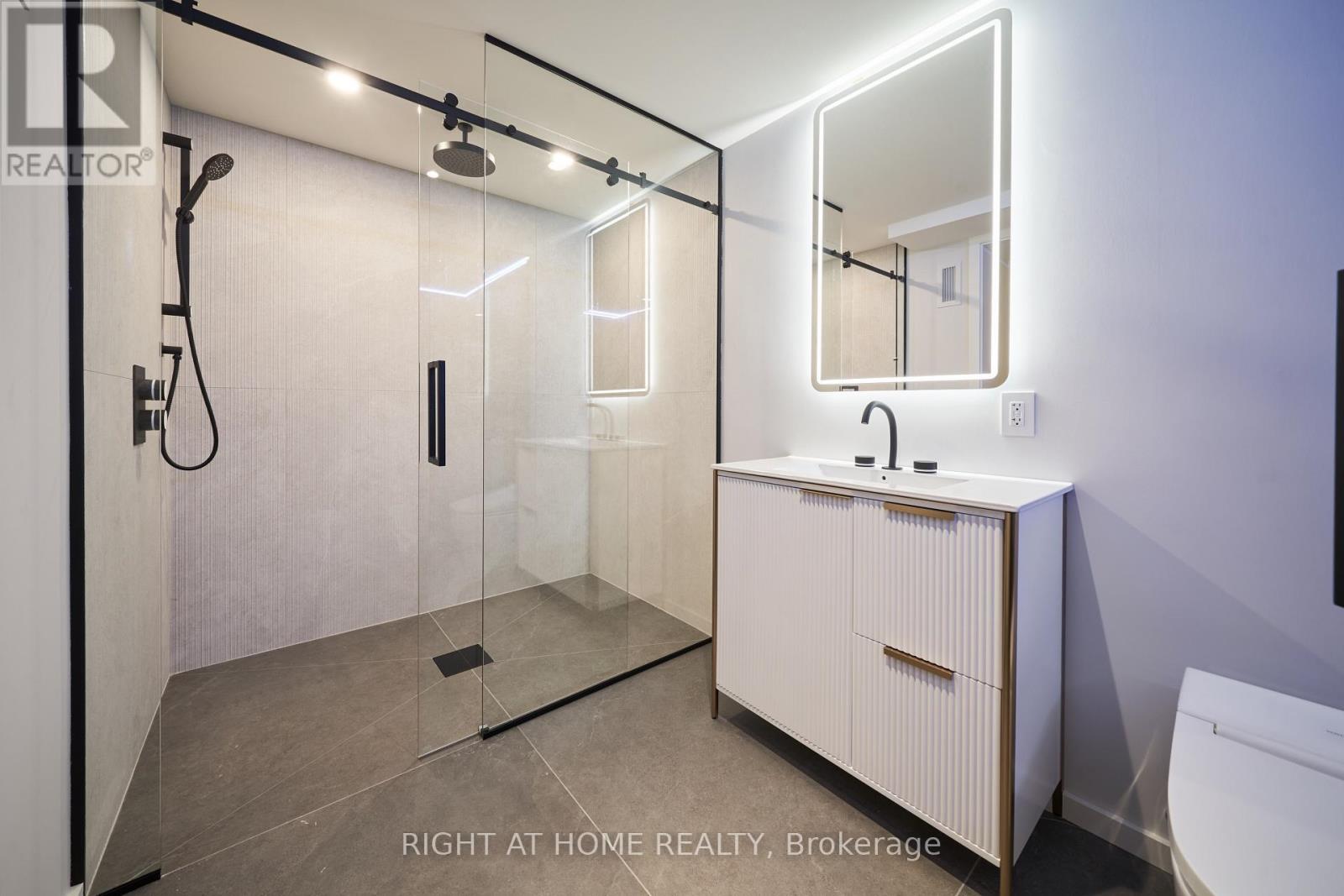 4675 Dundas Street West, Toronto, ON photo 27