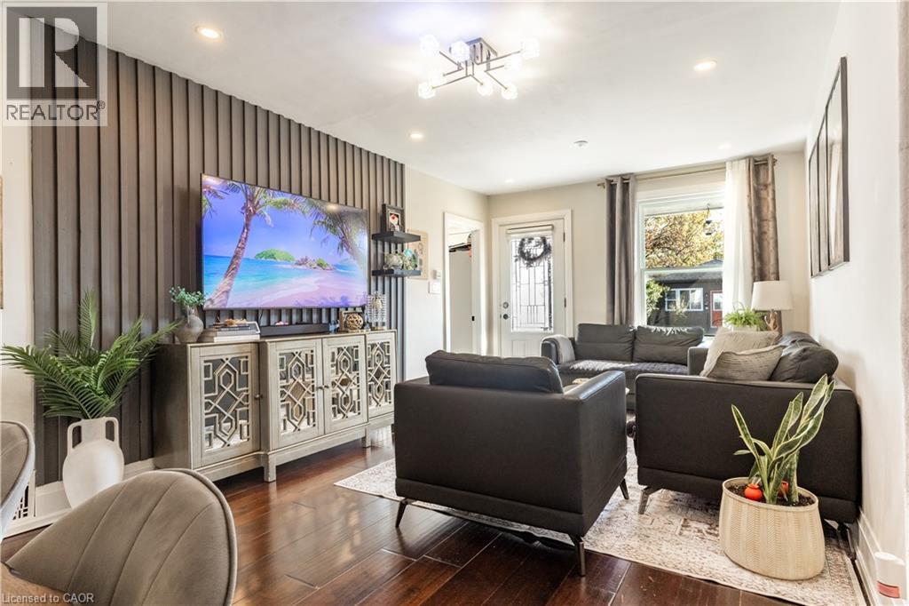 103 TUXEDO Avenue N - 13