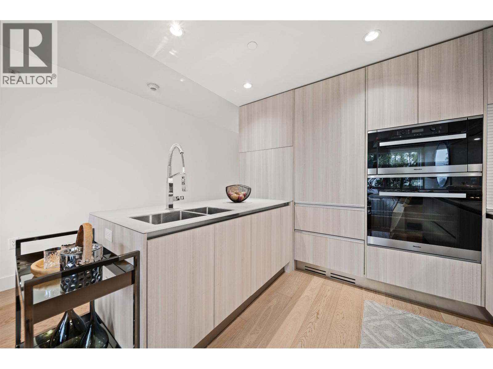 140 W Woodstock Avenue, Vancouver — photo 8