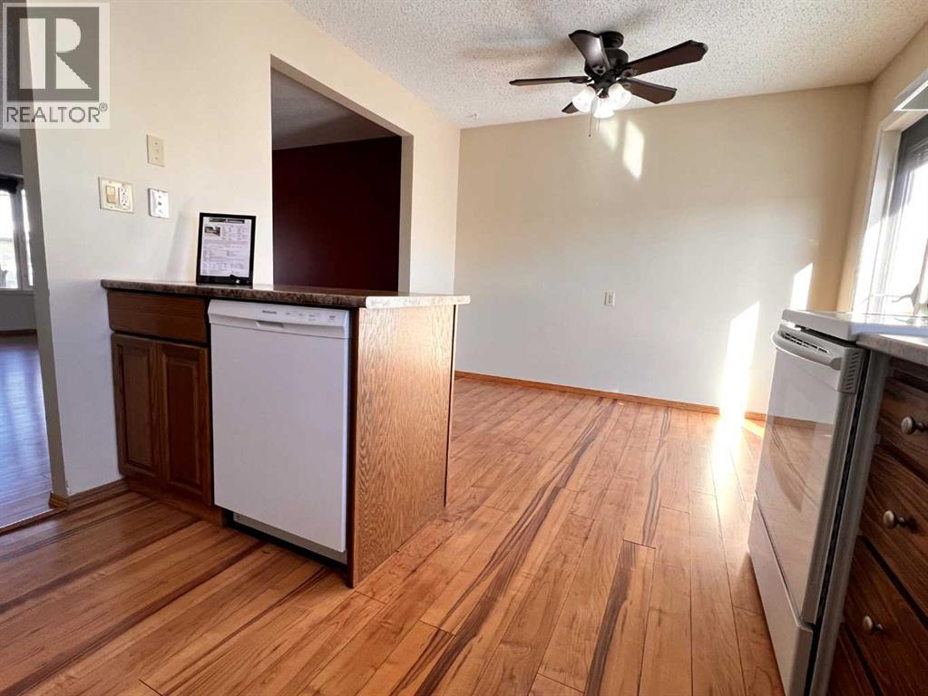 63 Mclevin Crescent, photo 8 of 38