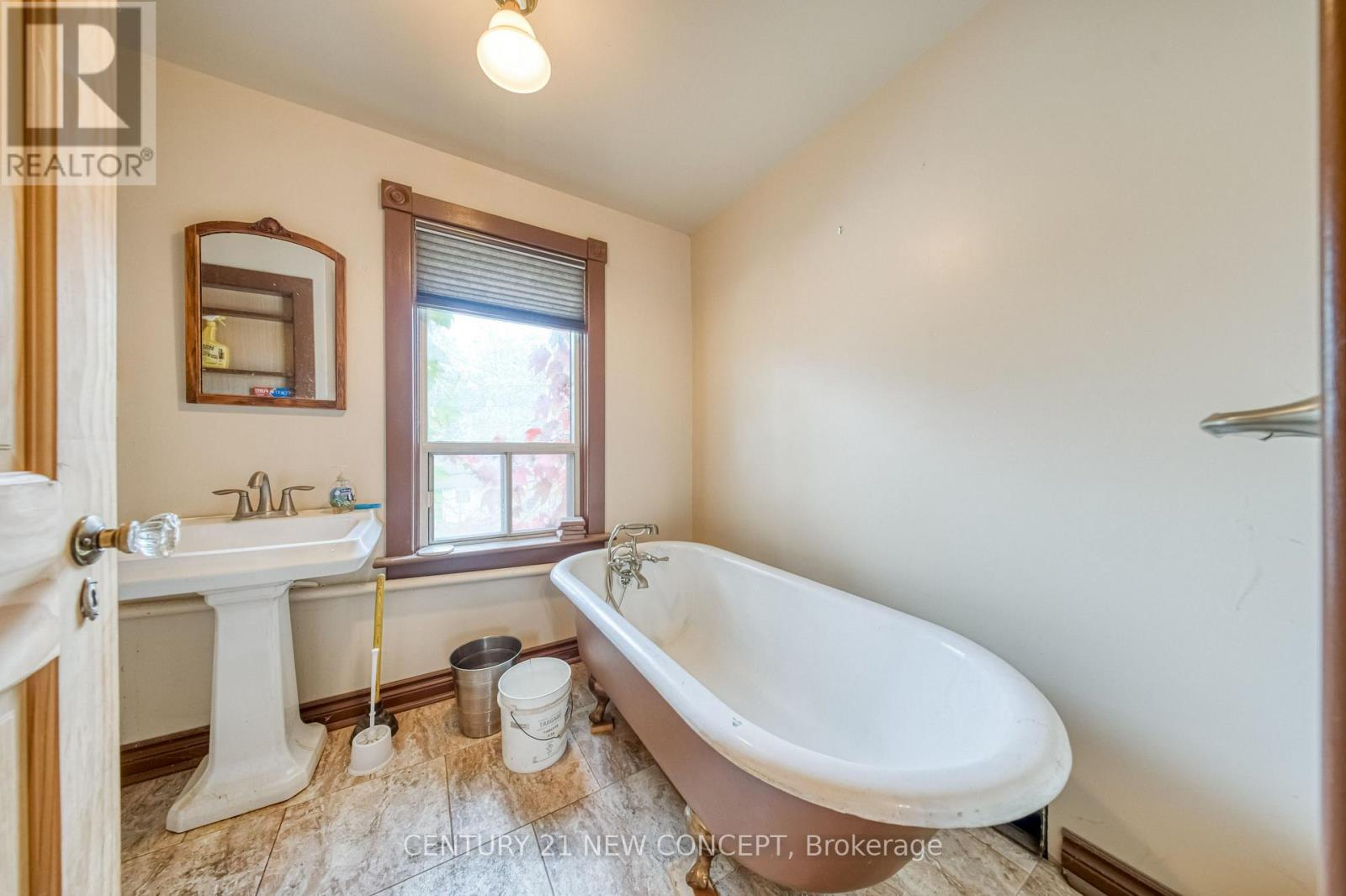 68 Victoria Street, Barrie photo 32