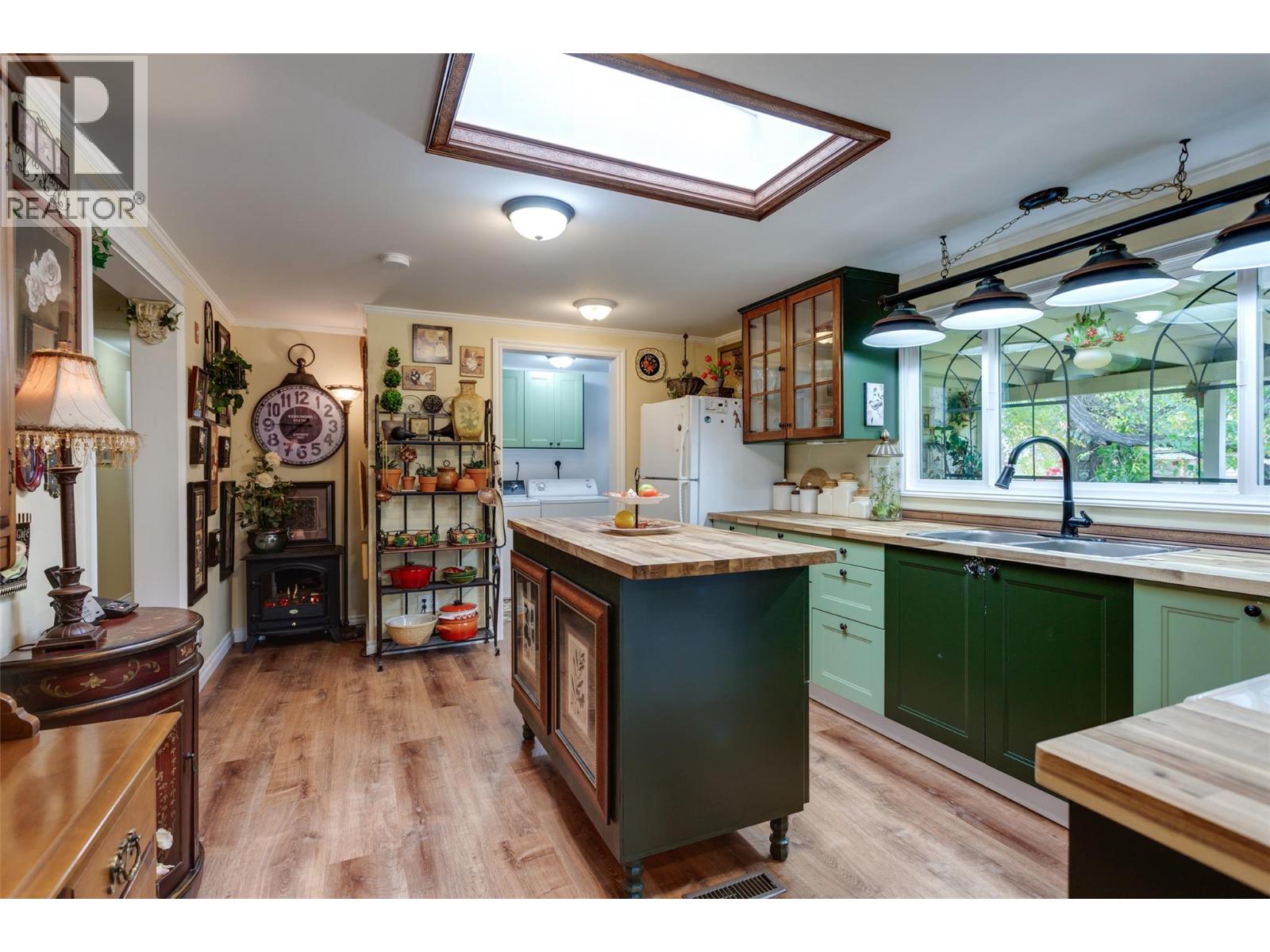 12 1999 Hwy 97 Highway South, West Kelowna