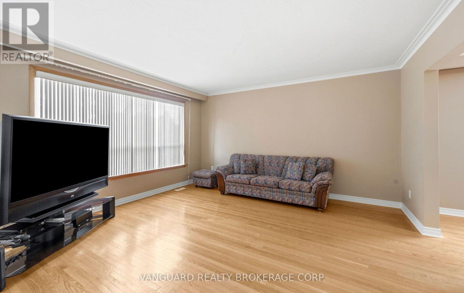 182 RUSTIC ROAD, Toronto (Rustic) — photo 12