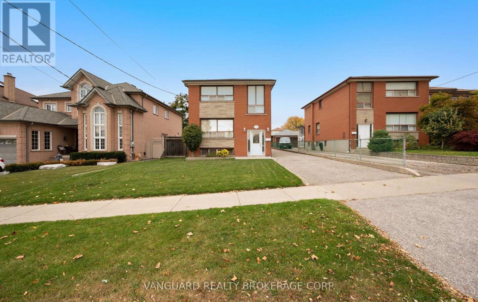 182 RUSTIC ROAD, Toronto (Rustic) — photo 2