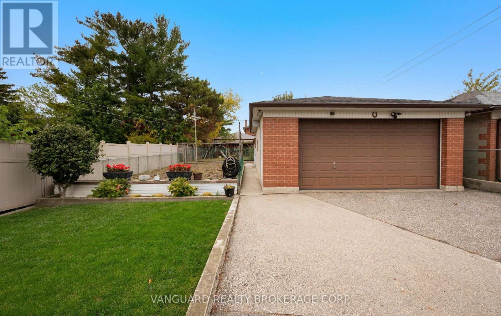 182 RUSTIC ROAD, Toronto (Rustic) — photo 4