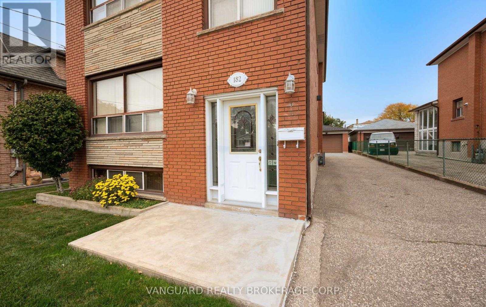 182 RUSTIC ROAD, Toronto (Rustic) — photo 9