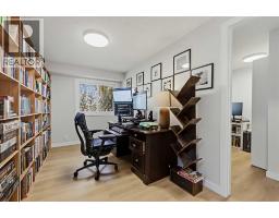 302 Woodvale Crescent Sw, Calgary, AB T2W3P3 Photo 12