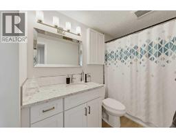 302 Woodvale Crescent Sw, Calgary, AB T2W3P3 Photo 16