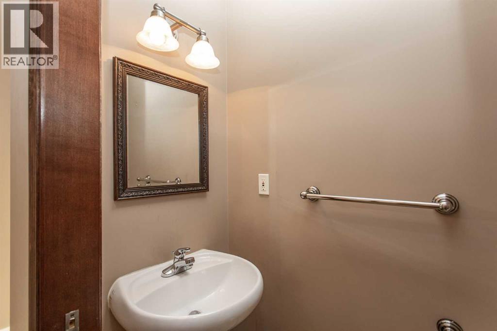 23 Lanterman Close, Red Deer — photo 11