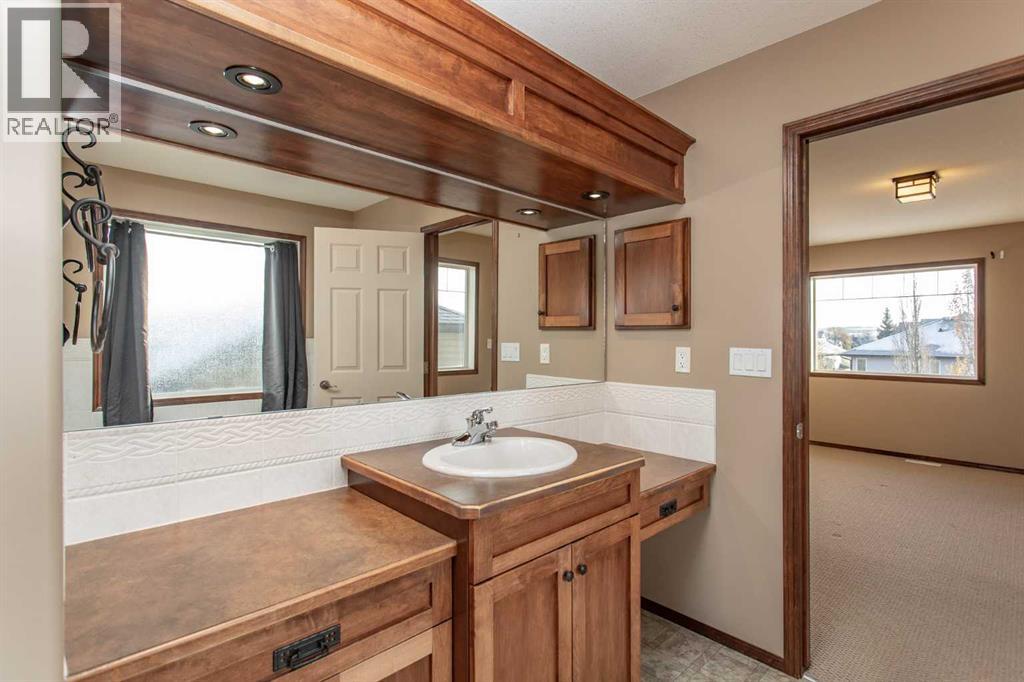 23 Lanterman Close, Red Deer — photo 24