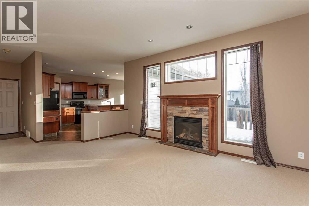 23 Lanterman Close, Red Deer — photo 3