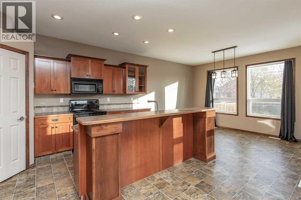 23 Lanterman Close, Red Deer — photo 5