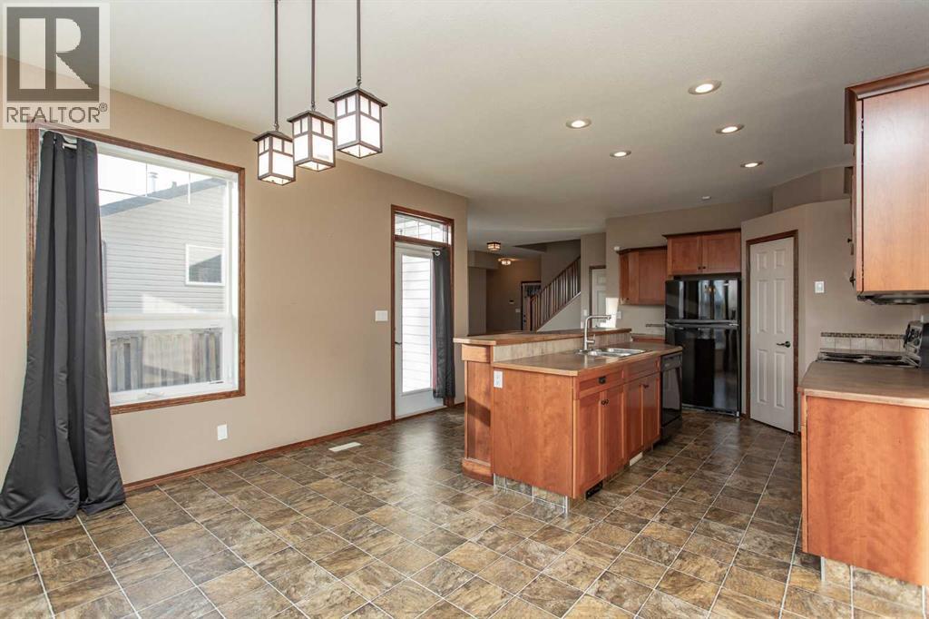 23 Lanterman Close, Red Deer — photo 8