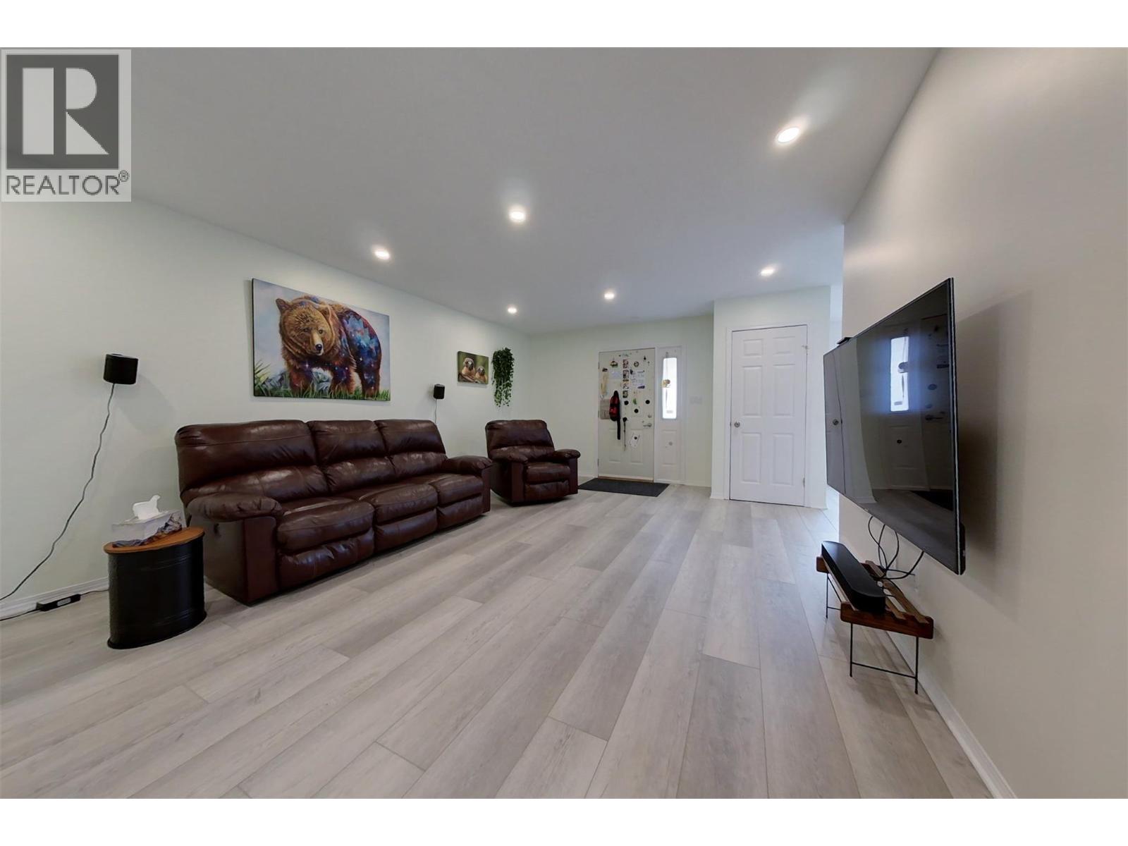 4 of 32 - 2505 McLeary Crescent N