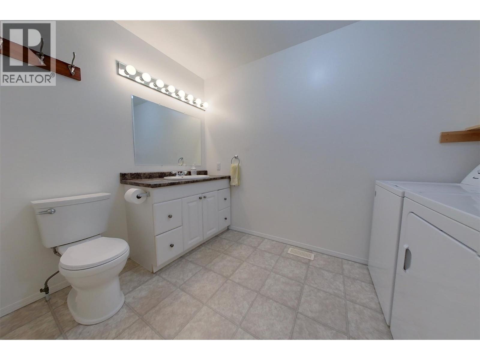 24 of 32 - 2505 McLeary Crescent N