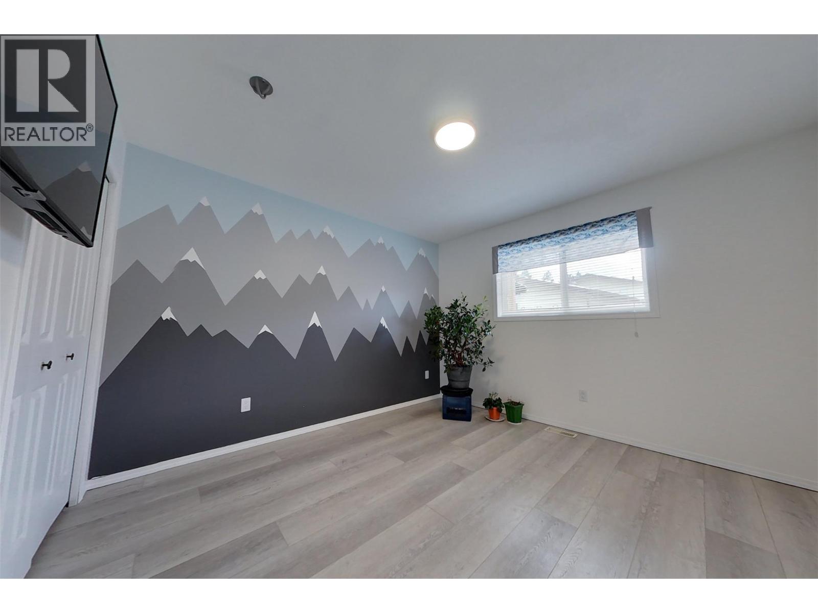14 of 32 - 2505 McLeary Crescent N