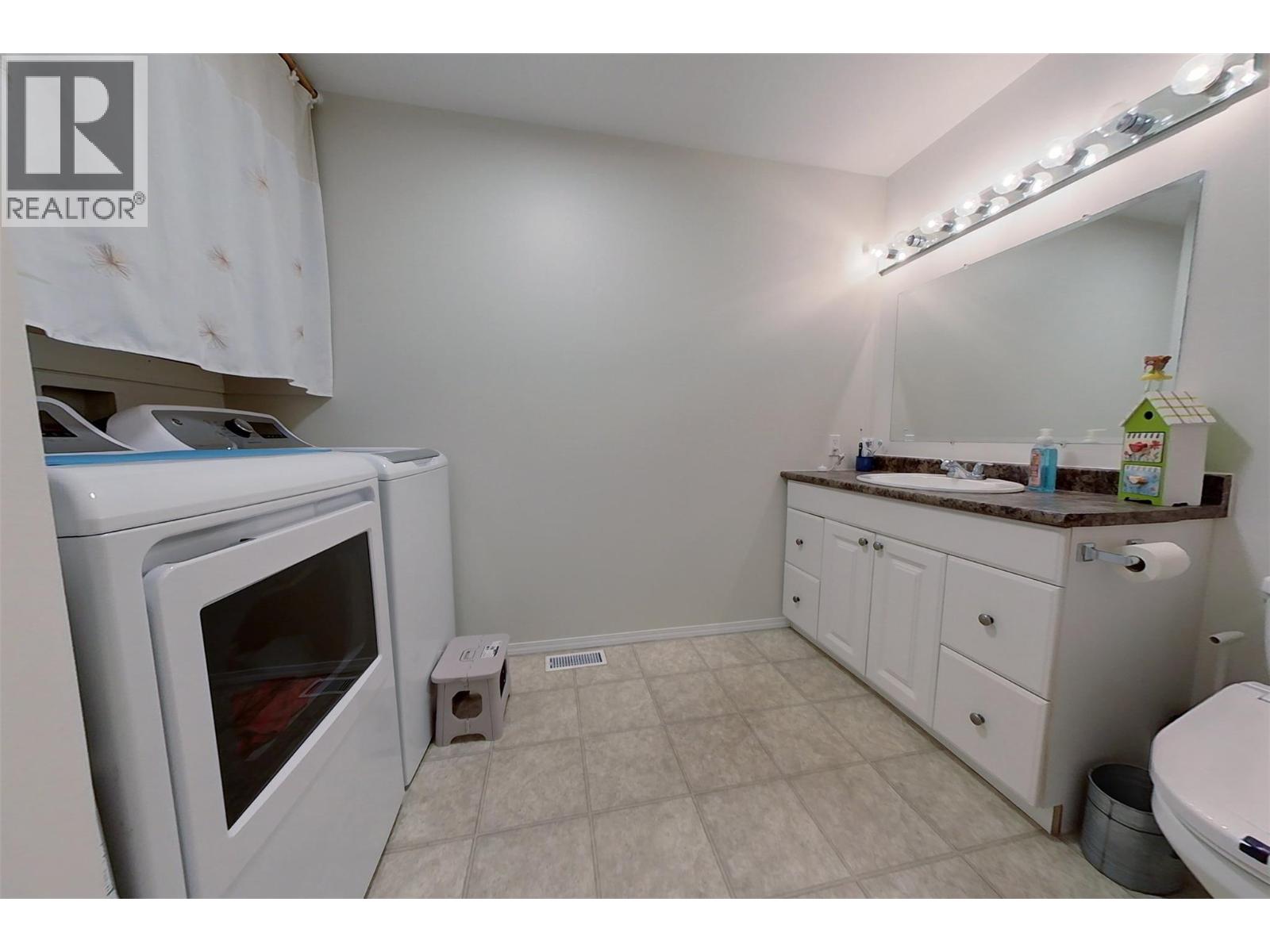 16 of 32 - 2505 McLeary Crescent N