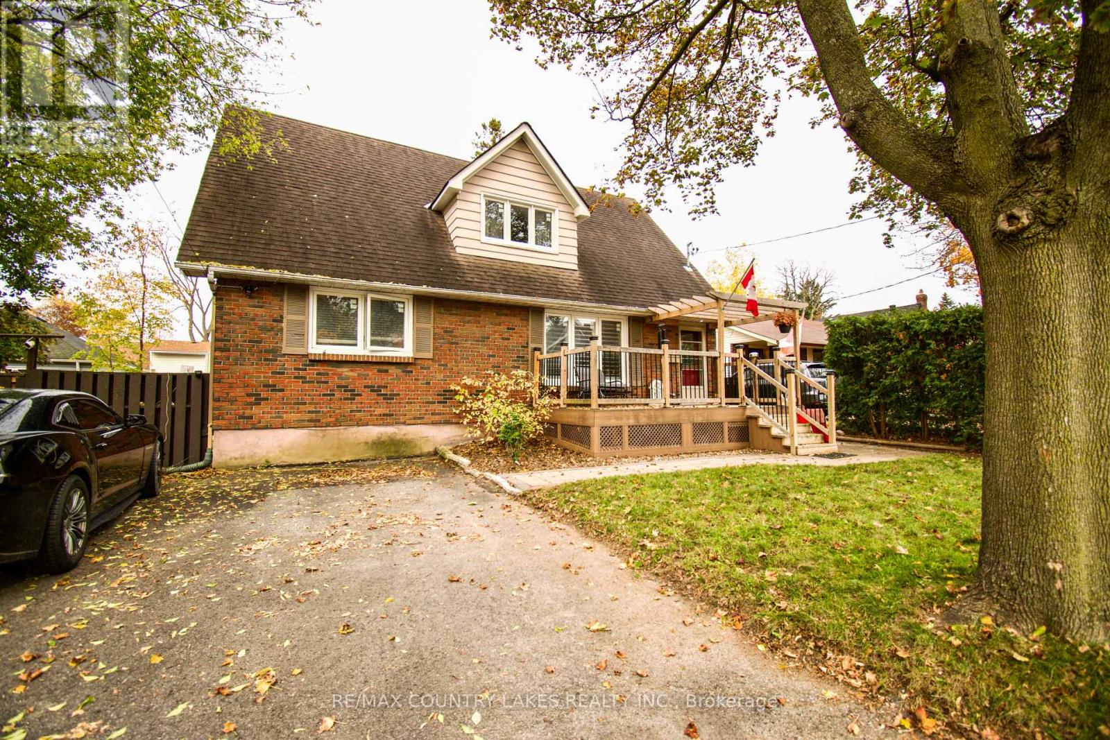 403 Walnut Street West, Whitby, ON photo 1