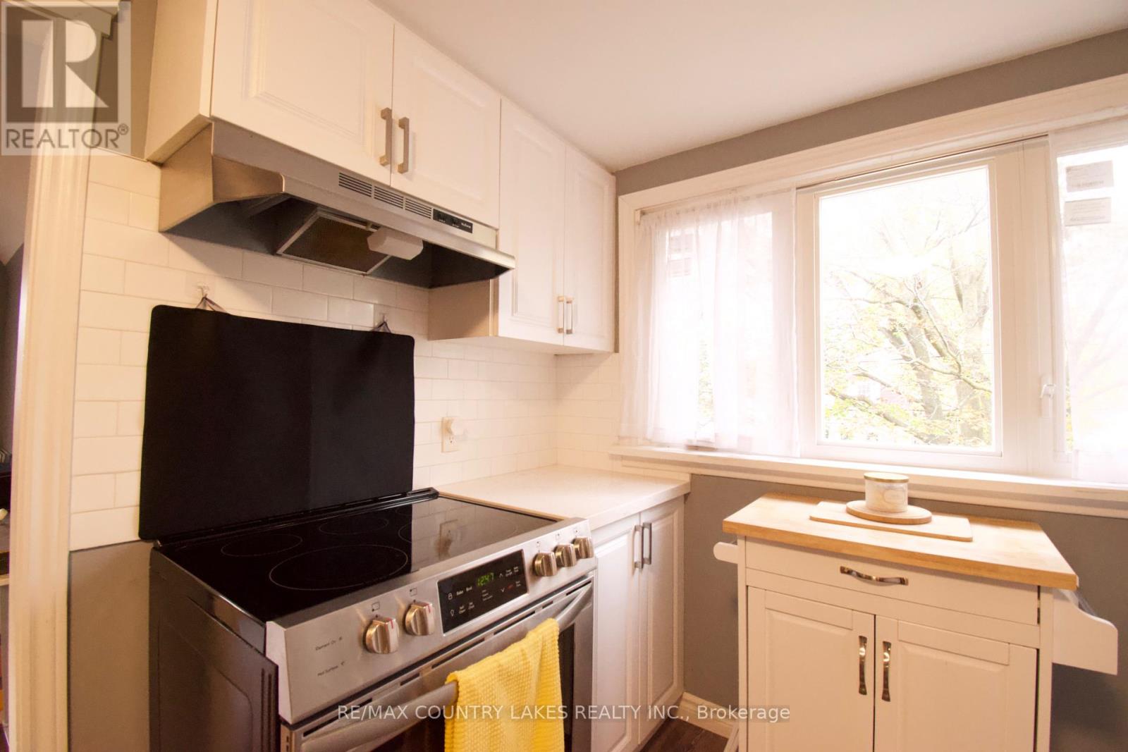 403 Walnut Street West, Whitby, ON photo 5