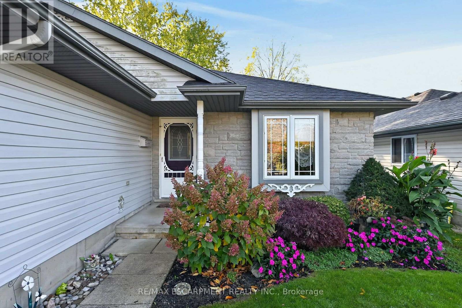 11 BARTON Street, Haldimand, ON photo 3