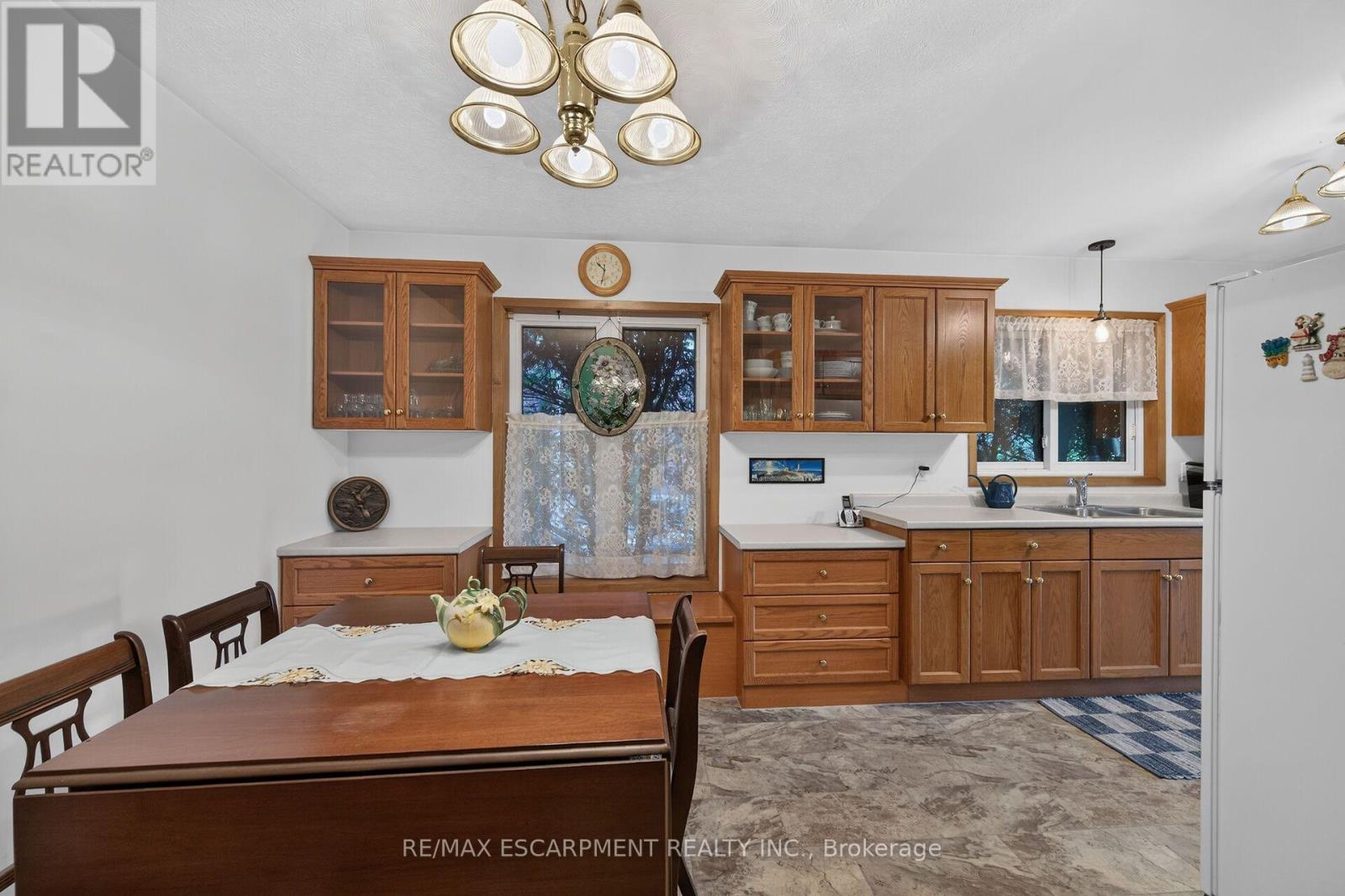 11 BARTON Street, Haldimand, ON photo 6
