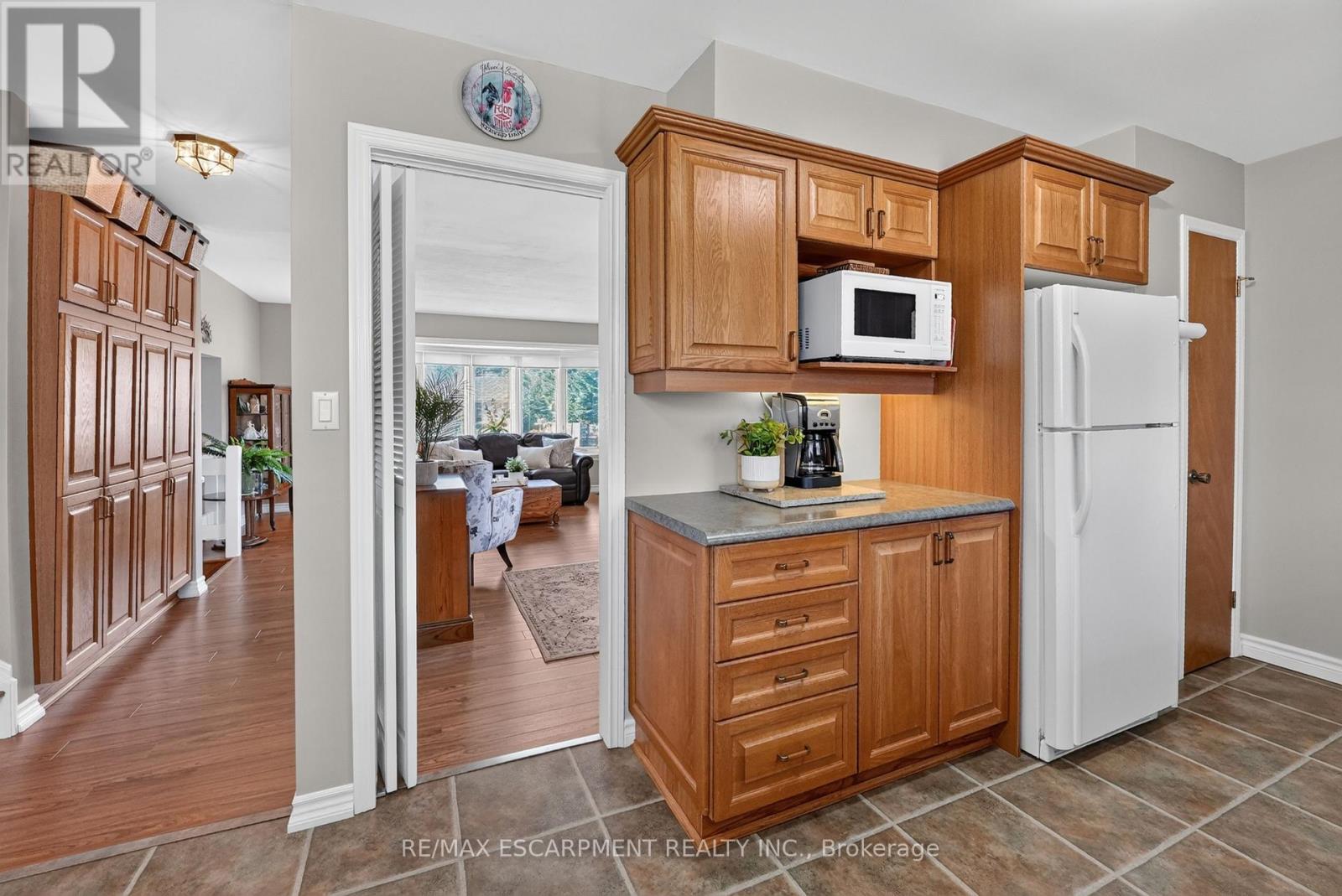 7 Governor's Road, Grimsby, ON photo 9