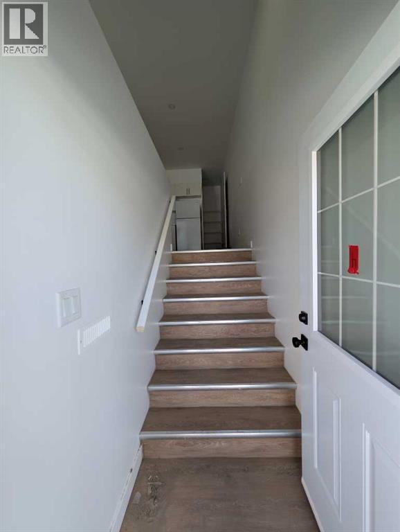2, 212 1 Avenue E, Brooks — photo 2