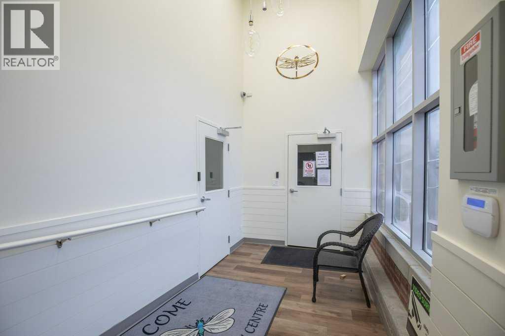 122 B, 5301 43 Street, Red Deer — property photo 3