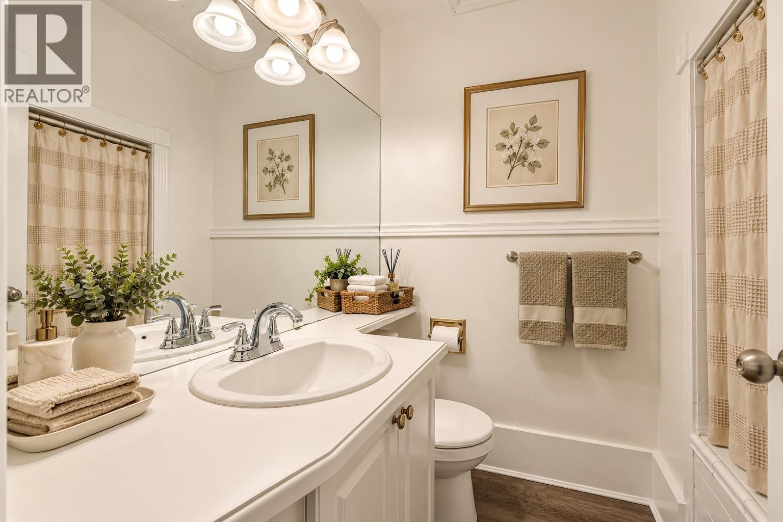 5048 47A Avenue, Delta — photo 15