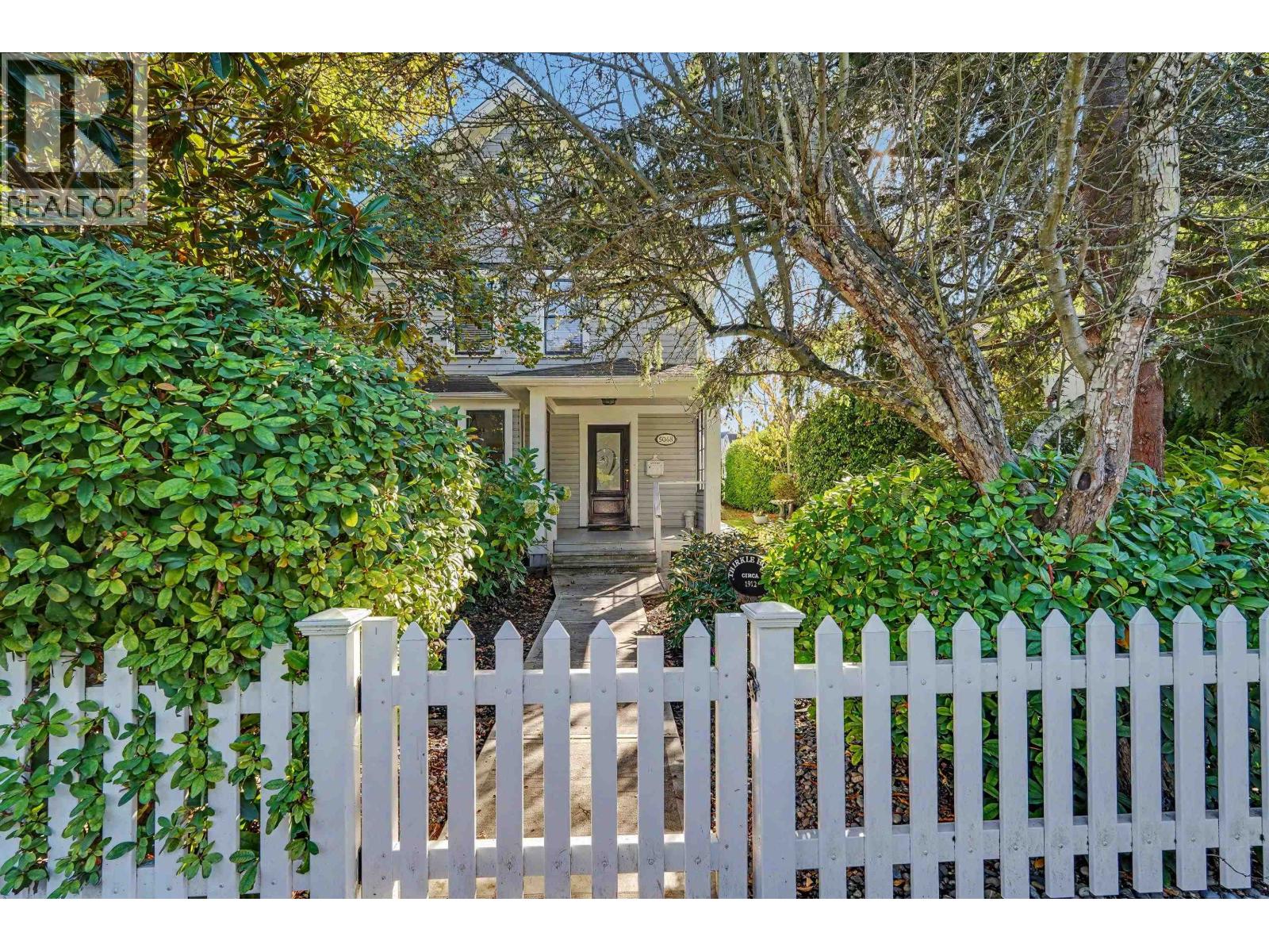 5048 47A Avenue, Delta — photo 2