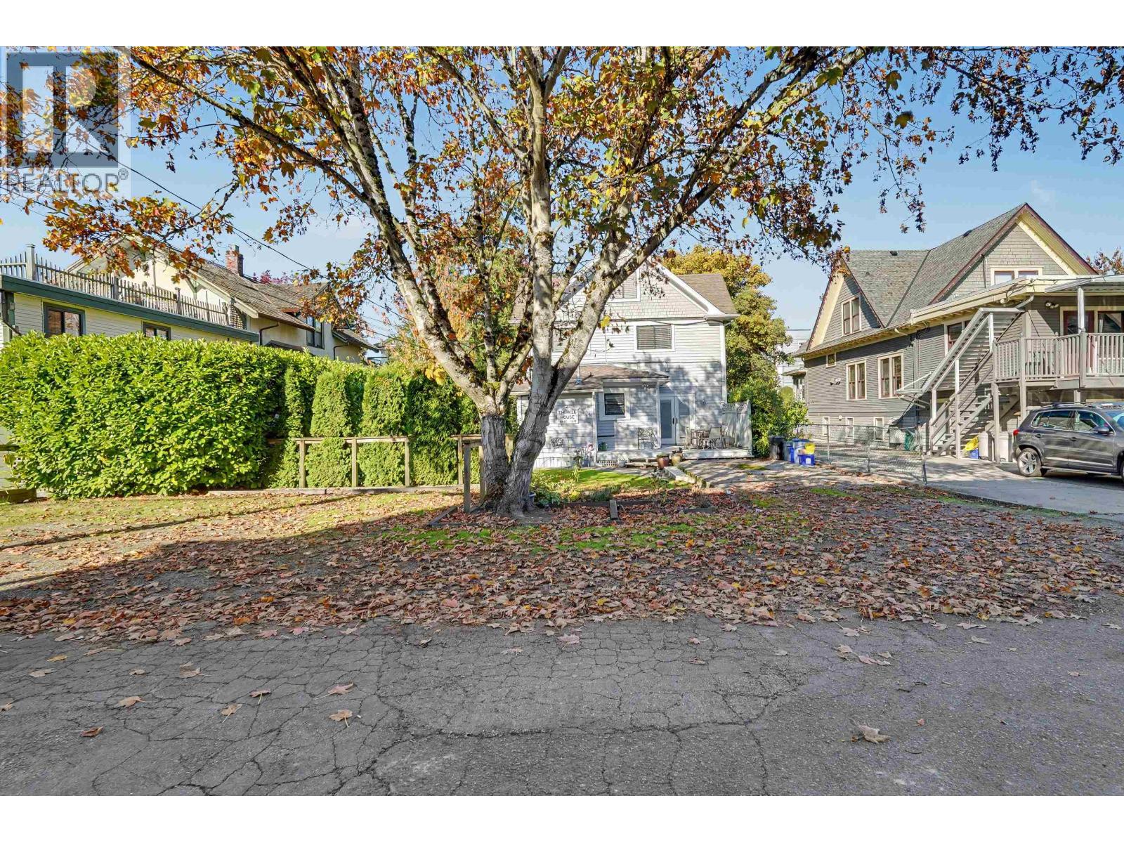 5048 47A Avenue, Delta — photo 26